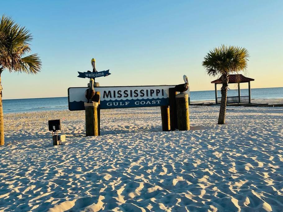 Feels Like Home Escape, 1/2 Mile To Beach Gulfport Exterior photo