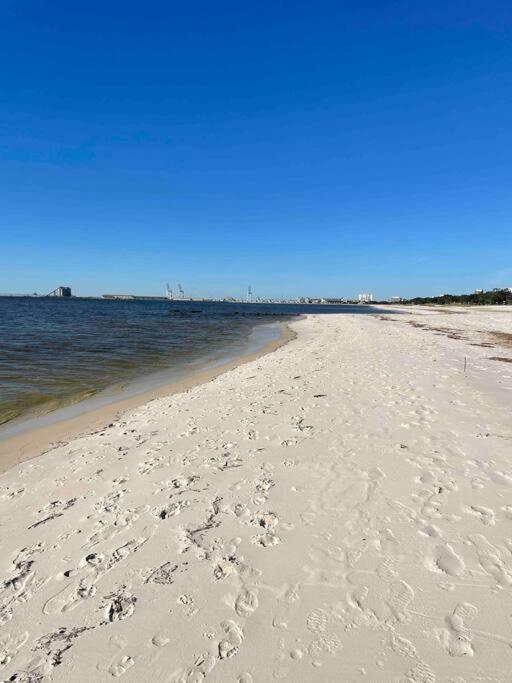 Feels Like Home Escape, 1/2 Mile To Beach Gulfport Exterior photo