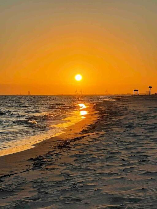 Feels Like Home Escape, 1/2 Mile To Beach Gulfport Exterior photo