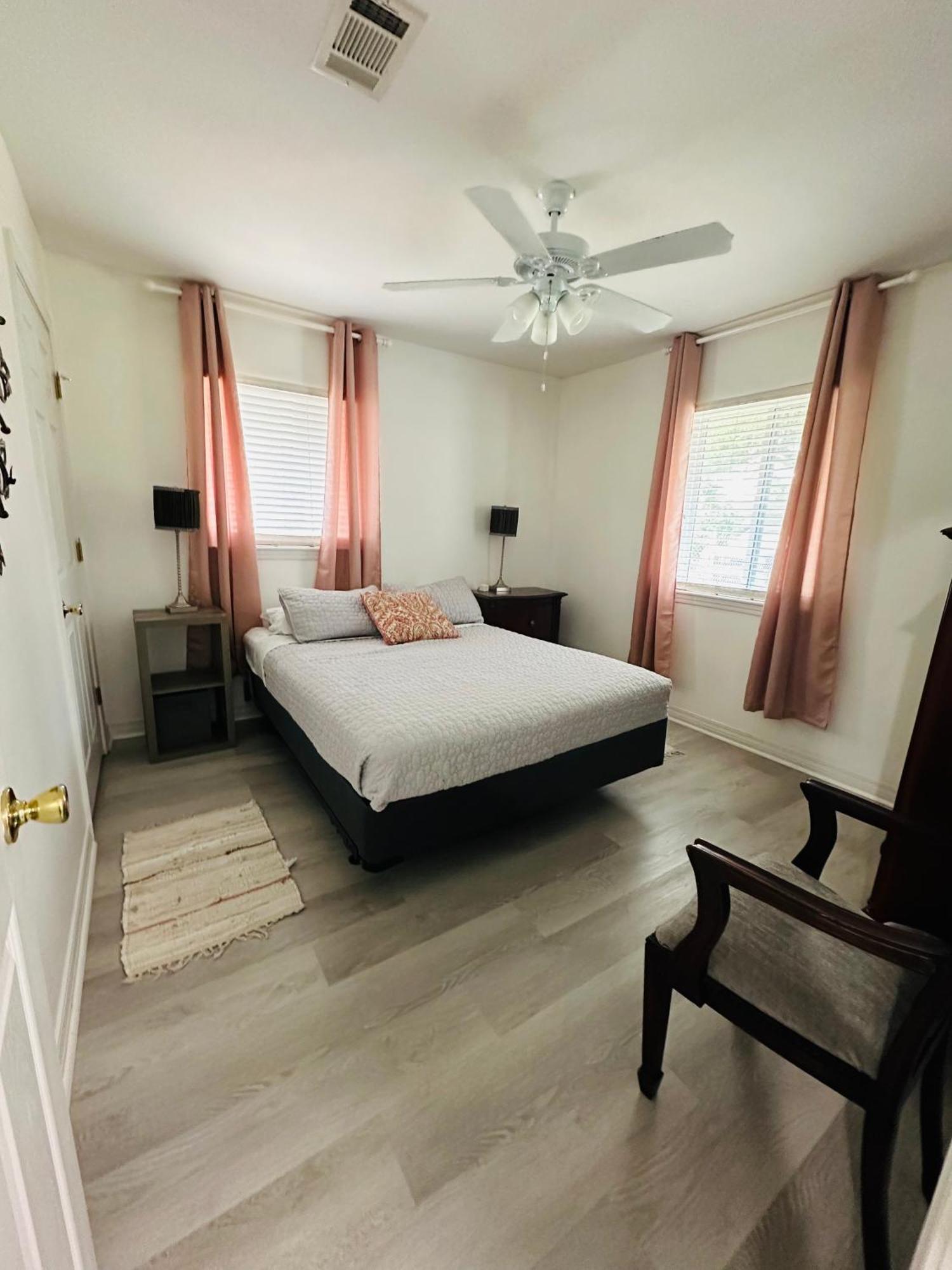 Feels Like Home Escape, 1/2 Mile To Beach Gulfport Exterior photo